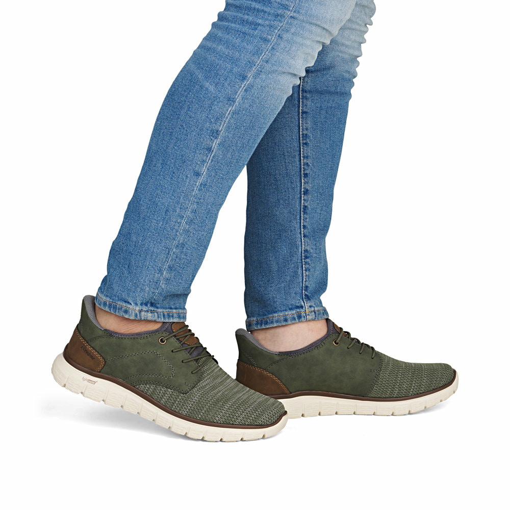 Grüne Rieker Herren Slipper B6658-52 mit Ready2GO Slip-in Feature sowie Gummizug. Schuh am Fuß.
