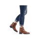 
Karamellbraune Rieker Damen Stiefeletten 73450-22 mit Reißverschluss sowie Blockabsatz. Schuh am Fuß
