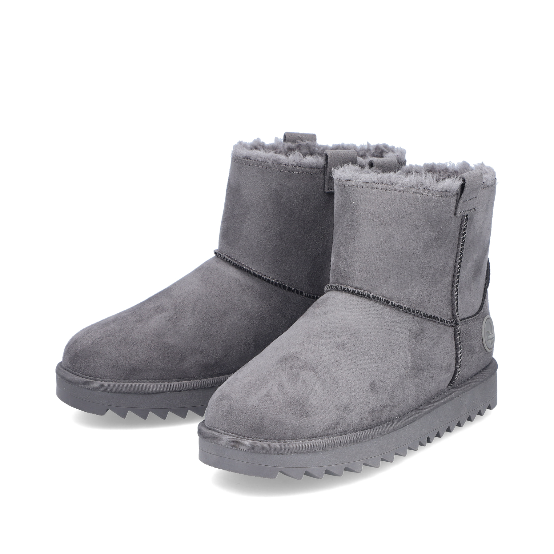 Graue Rieker Damen Kurzstiefel 99870-45 mit Fellschaftrand sowie Komfortweite G. Schuhpaar seitlich schräg.
