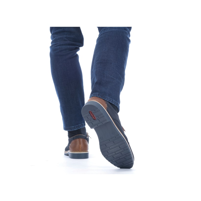 Blaue Rieker Herren Schnürschuhe 16504-16 mit der Extraweite H. Schuh am Fuß.