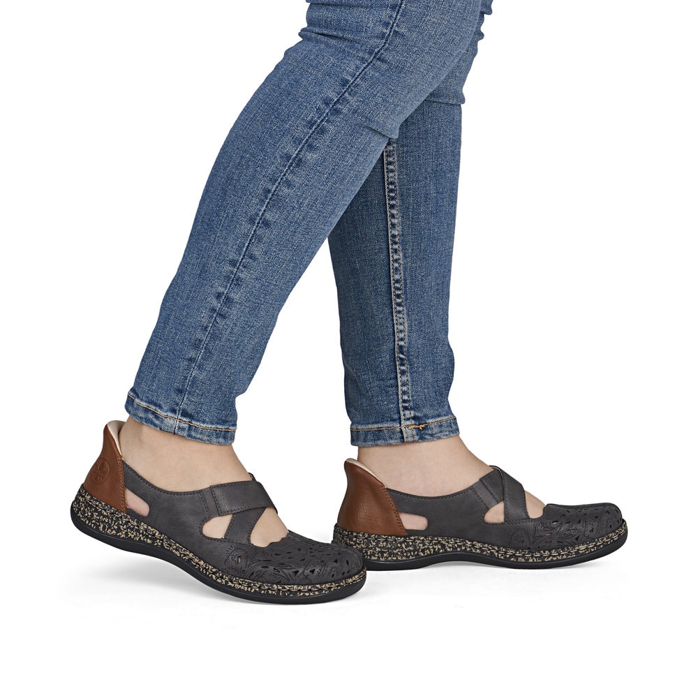 Graue Rieker Ballerinas 46352-45 aus Glattleder mit praktischer easy in Funktion. Schuh am Fuß.