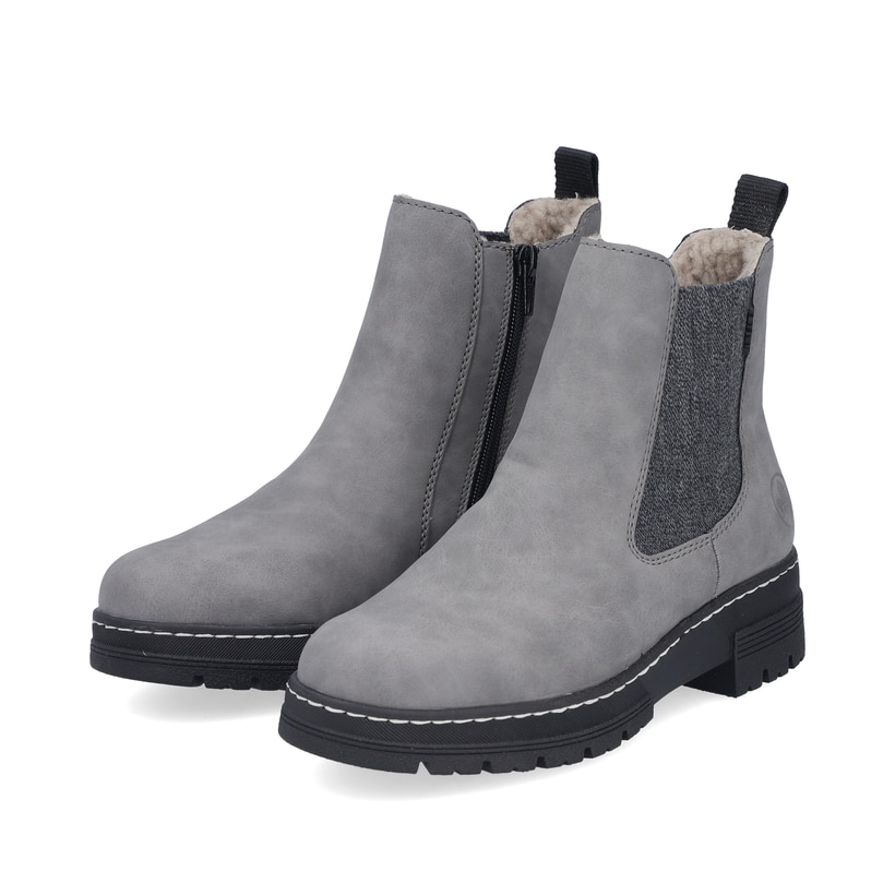 Hellgraue Rieker Damen Chelsea Boots 73892-42 mit einem Reißverschluss. Schuhpaar seitlich schräg.