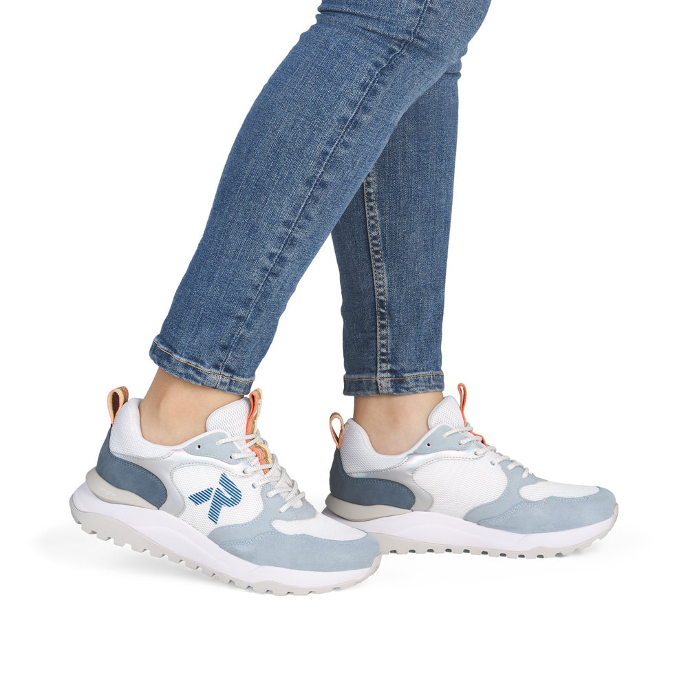 Weißblaue Rieker Damen Sneaker Low W2506-80 mit Schnürung sowie abgesetztem Logo. Schuh am Fuß.