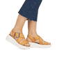 Orangene Rieker Keilsandaletten W1550-38 mit flexibler und ultra leichter Sohle. Schuh am Fuß.