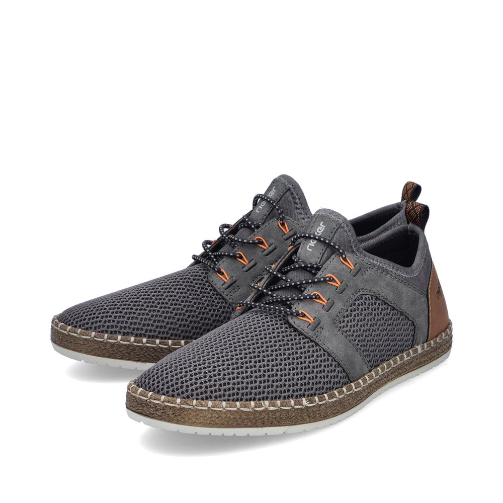 Graue Rieker Herren Slipper B5252-45 mit einem Gummizug sowie der Komfortweite G. Schuhpaar seitlich schräg.