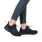 Schwarze Rieker Damen Slipper M5070-00 mit einem Gummizug sowie flexibler Sohle. Schuh am Fuß.