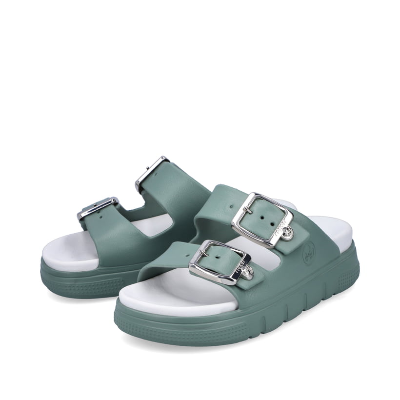 Grüne Rieker Damen Pantoletten P2180-52 mit Schnalle sowie einer flexiblen Sohle. Schuhpaar seitlich schräg.