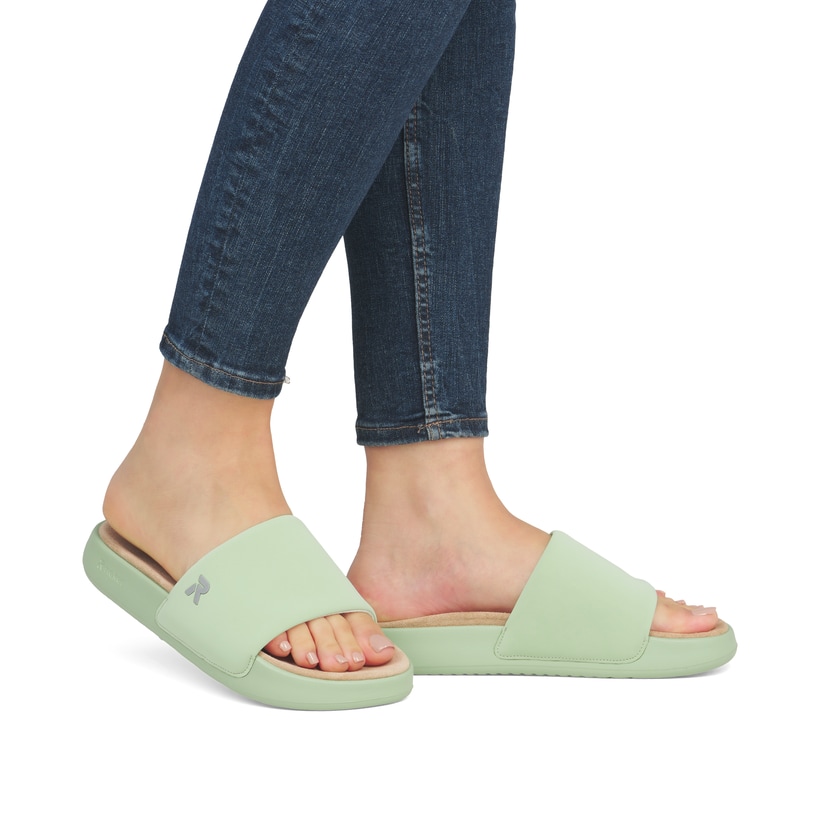 Grüne Rieker Damen Pantoletten W3250-52 mit ultraleichter und flexibler Sohle. Schuh am Fuß.