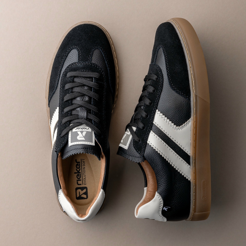 Weiße Rieker Herren Sneaker Low U0705-80 mit TR-Sohle mit weichem EVA-Inlet. Schuh Außenseite gespiegelt.