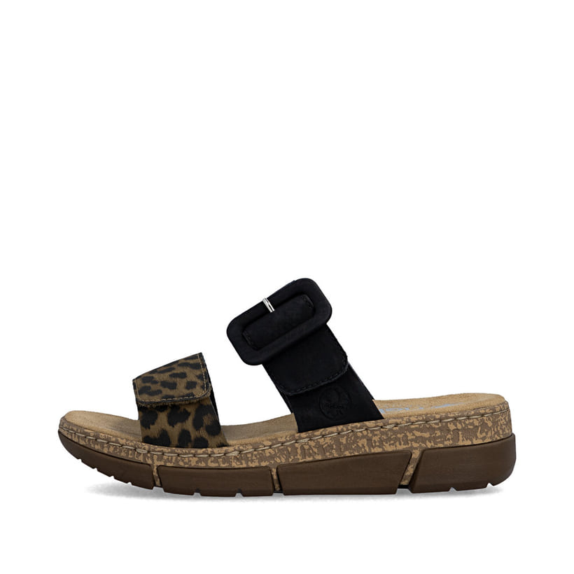 Dunkelbraune Rieker Damen Pantoletten V2392-24 mit angesagtem Animal-Print. Schuh Außenseite.