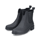 Asphaltschwarze Rieker Damen Chelsea Boots P8260-00 mit Elastikeinsatz. Schuhpaar seitlich schräg.