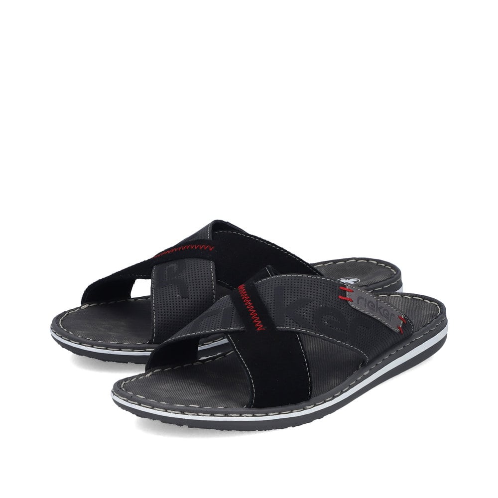 Schwarze Rieker Herren Pantoletten 21098-02 mit der Komfortweite G. Schuhpaar seitlich schräg.