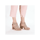 Beige Rieker Riemchensandaletten 64773-61 mit Strasssteinen. Schuh am Fuß.