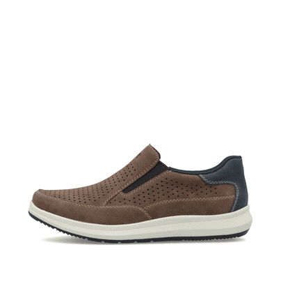 Braune Rieker Herren Slipper 16952-24 mit einem Gummizug sowie der Extraweite H. Schuh Außenseite.