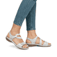 Silberne Rieker Damen Riemchensandalen 659C7-93 mit einem Klettverschluss. Schuh am Fuß.