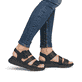 Schwarze Rieker Damen Riemchensandalen W2950-00 mit einem Klettverschluss. Schuh am Fuß.