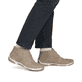 Beige Rieker Damen Schnürstiefel 55929-64 mit modernen Ziernähten. Schuh am Fuß.