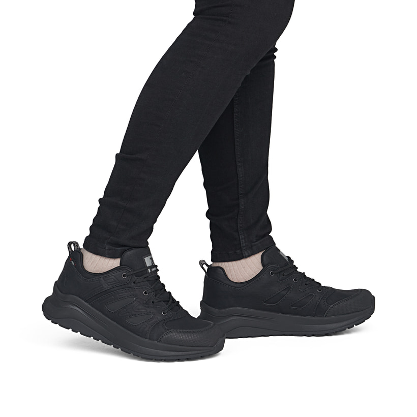 Schwarze Rieker Damen Sneaker Low Z0900-00 mit wasserabweisender TEX-Membran. Schuh am Fuß.