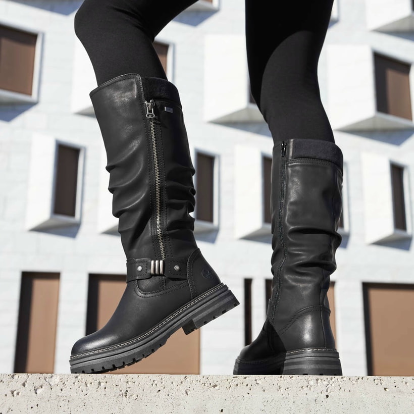 Schwarze Rieker Damen Hochschaftstiefel 93093-00 getragen