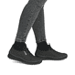 Graue Rieker Damen Slipper 51568-45 mit Gummischnürung sowie geprägtem Logo. Schuh am Fuß.