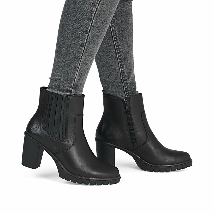 Schwarze Rieker Damen Stiefeletten Y2577-00 aus Glattleder mit Reißverschluss. Schuh am Fuß.