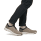 Beige Rieker Herren Slipper 19556-64 mit einem Gummizug sowie Komfortweite G 1/2. Schuh am Fuß.