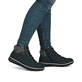 
Ozeanblaue Rieker Damen Schnürschuhe Z4243-14 mit einer robusten Profilsohle. Schuh am Fuß