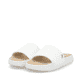 Weiße Rieker Herren Pantoletten U3250-80 mit ultraleichter und flexibler Sohle. Schuhpaar seitlich schräg.