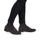 Dunkelbraune Rieker Damen Loafer 46262-25 aus Rauleder mit Schmuckelementen. Schuh am Fuß.