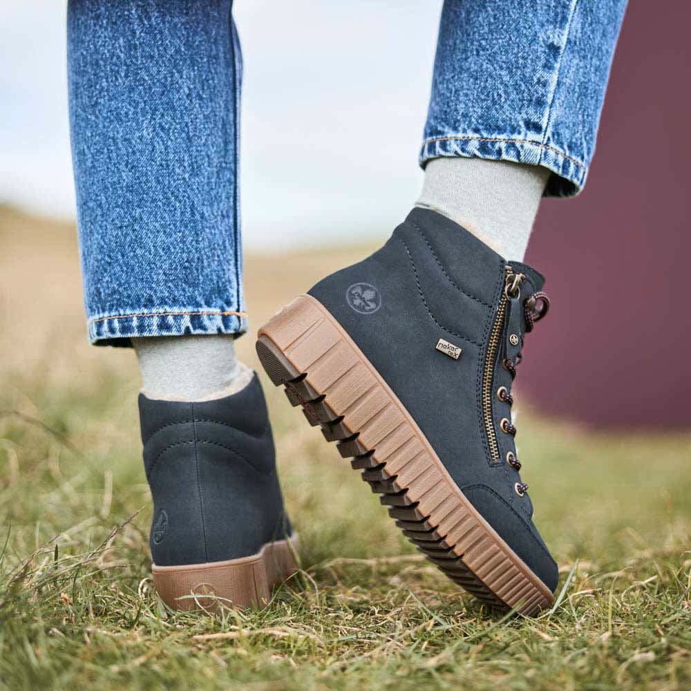 Blaue Rieker Damen Kurzstiefel Y6104-14 getragen