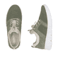Grüne Rieker Damen Slipper N1370-52 mit einem Gummizug sowie der Extraweite H. Schuh von oben, liegend.