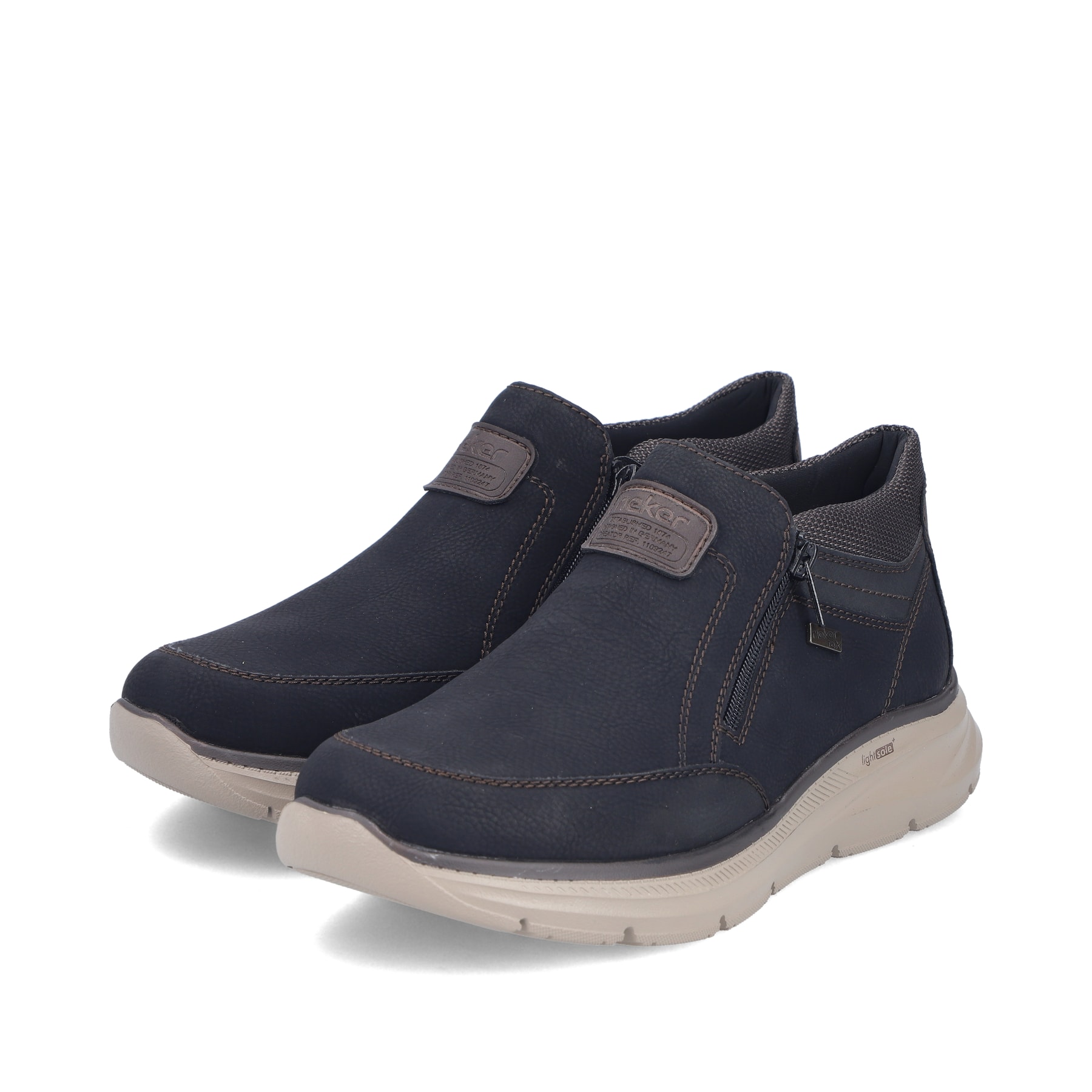 Schwarze Rieker Herren Kurzstiefel B1852-00 mit wasserabweisender TEX-Membran. Schuhpaar seitlich schräg.