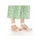 Weiße Rieker Keilsandaletten 67191-80 mit einem Klettverschluss. Schuh am Fuß.