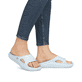 Blaue Rieker Damen Pantoletten W3450-10 mit flexibler und ultraleichter Sohle. Schuh am Fuß.
