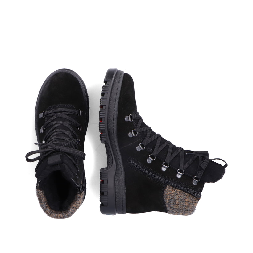Schwarze Rieker Damen Schnürstiefel X8200-00 aus Rauleder mit Flip-Grip Sohle. Schuh von oben, liegend.
