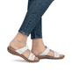 Weiße Rieker Damen Pantoletten 60888-80 mit einem Klettverschluss. Schuh am Fuß.