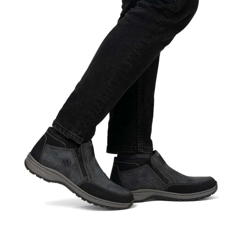 Asphaltgraue Rieker Herren Slipper 03352-45 mit einer schockabsorbierenden Sohle. Schuh am Fuß