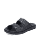 Tiefschwarze Rieker Herren Pantoletten 24290-00 mit einer Schnalle. Schuh seitlich schräg.