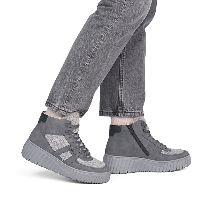 Dunkelgraue Rieker Damen Sneaker High N2515-45 mit Teddyfell-Details. Schuh am Fuß.