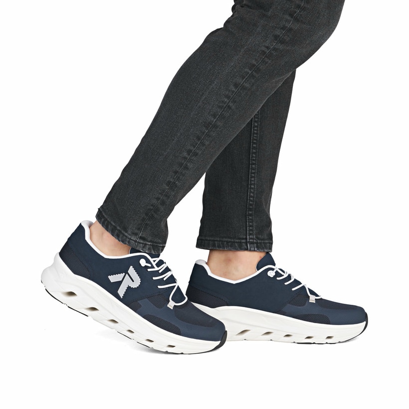 Blaue Rieker Herren Sneaker Low U3500-14 mit Schnürung sowie ultraleichter Sohle. Schuh am Fuß.