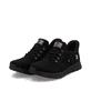 Schwarze Rieker Damen Slipper M9050-00 mit Gummizug sowie einer flexiblen Sohle. Schuhpaar seitlich schräg.