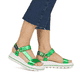 Grüne Rieker Damen Riemchensandalen W1651-52 mit einer flexiblen Sohle. Schuh am Fuß.