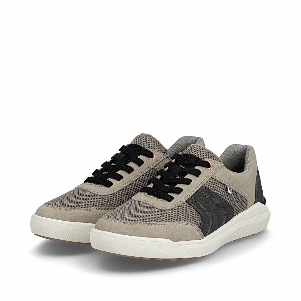 Beige Rieker Herren Sneaker Low U1150-64 mit Schnürung sowie der Komfortweite G. Schuhpaar seitlich schräg.