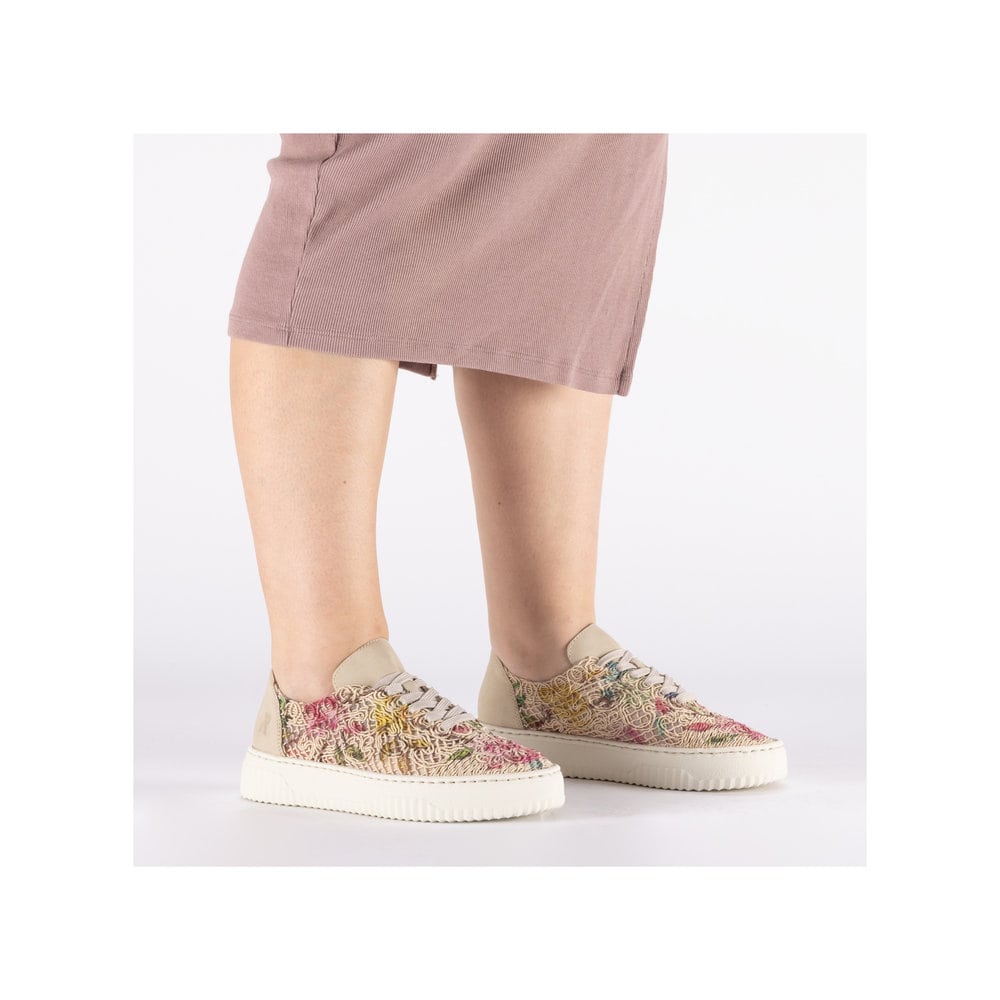 Mehrfarbige vegane Rieker Damen Sneaker Low N9919-91 mit floralem Muster. Schuh am Fuß.