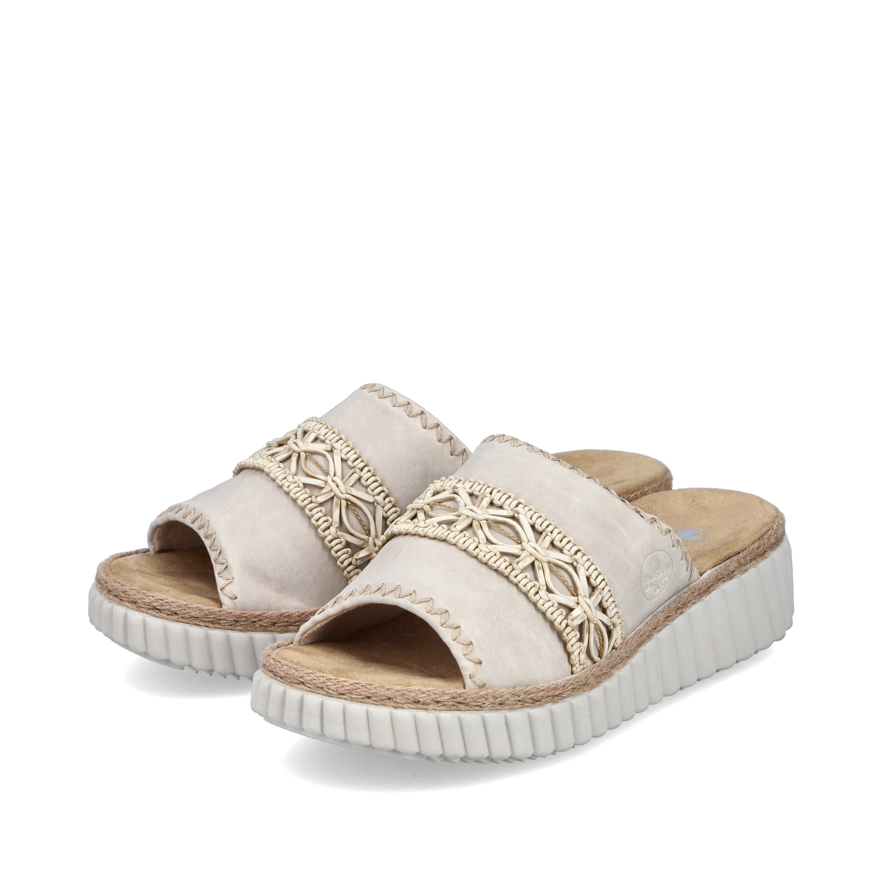 Beige Rieker Damen Pantoletten 69278-60 mit Schmuckelementen sowie Extraweite H. Schuhpaar seitlich schräg.