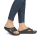 Schwarze Rieker Damen Pantoletten W3450-00 mit flexibler und ultraleichter Sohle. Schuh am Fuß.