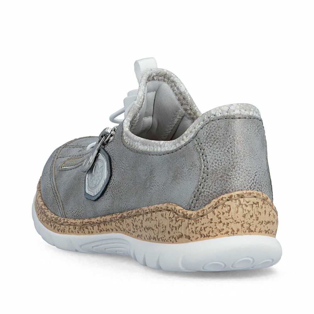 Graue Rieker Damen Slipper N4263-40 mit Deko-Reißverschluss sowie einem Gummizug. Schuh von hinten.