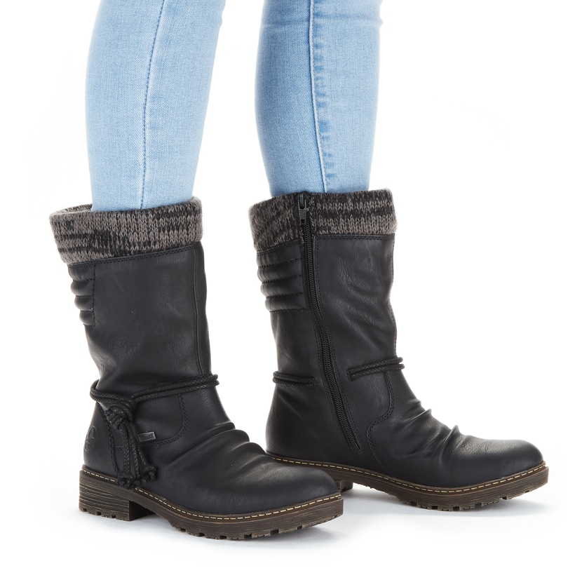 Schwarze Rieker Damen Hochschaftstiefel Z4755-00 mit Strick-Kragen. Schuh am Fuß.
