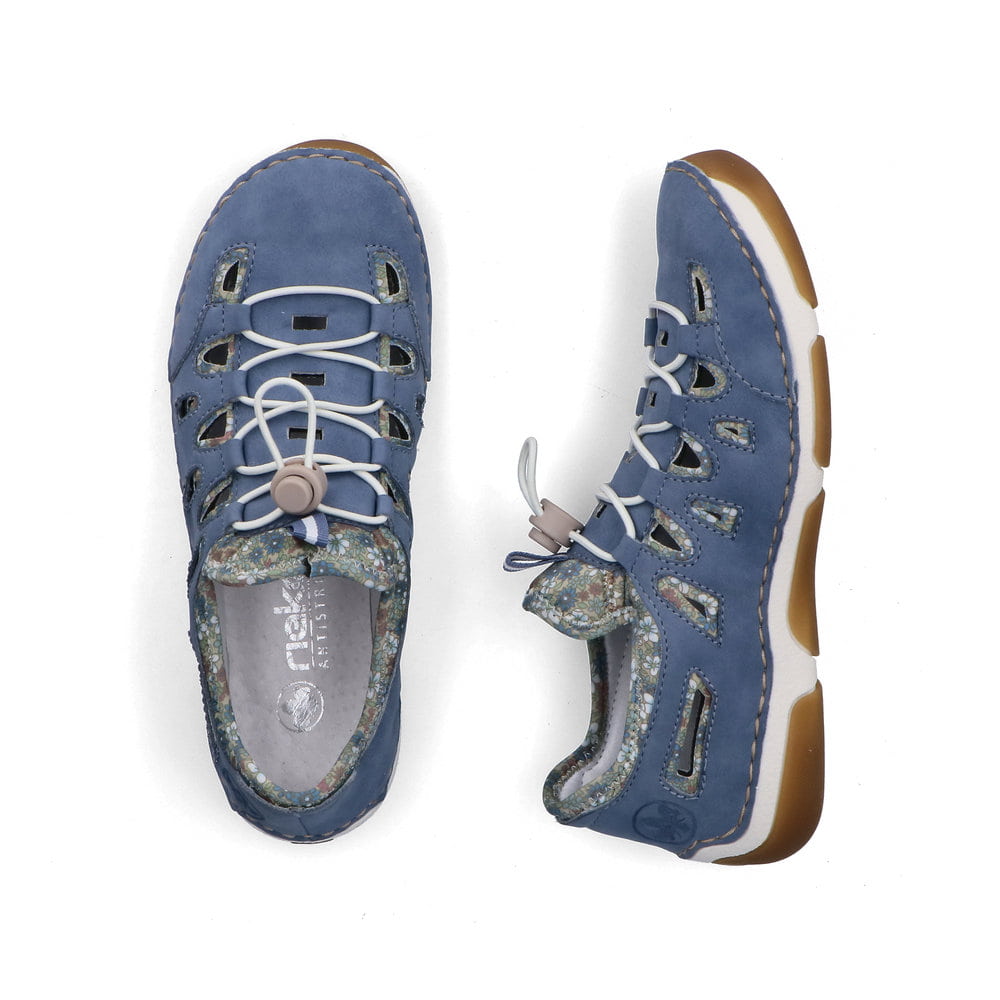 Blaue Rieker Damen Slipper 55956-10 mit raffinierten Cut-Outs sowie Gummizug. Schuh von oben, liegend.