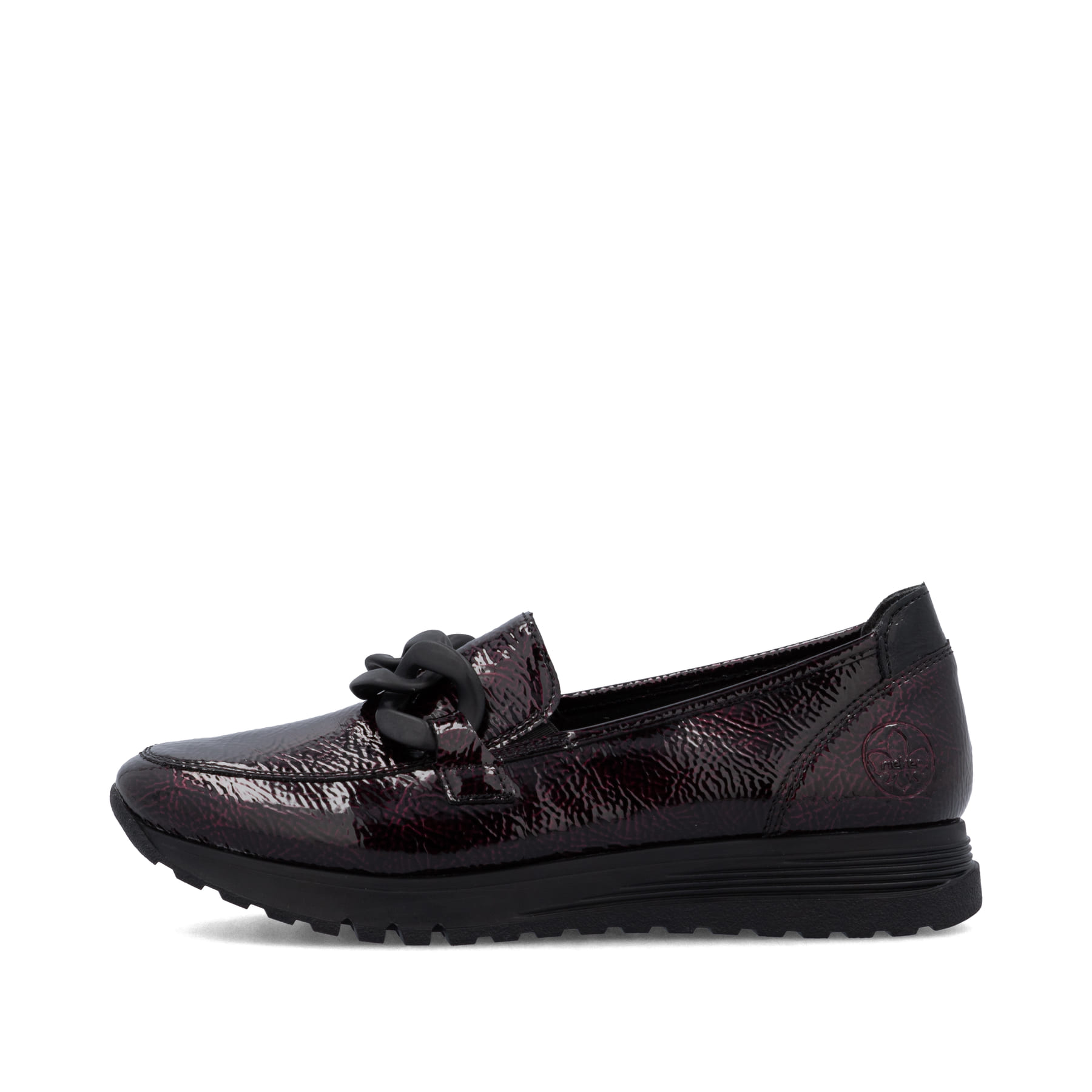 Mocassins Rieker rouges pour femme 49051-35 avec chaîne décorative. Côté extérieur de la chaussure.